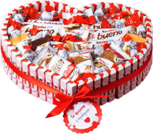 Cesta de regalo de dulces Kinder Bueno con forma de corazón. Kinder Bueno candy gift basket in heart shape.