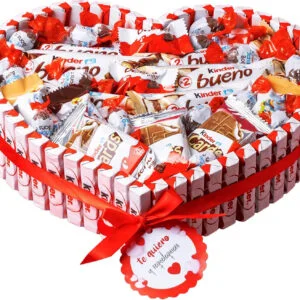 Cesta de regalo de dulces Kinder Bueno con forma de corazón. Kinder Bueno candy gift basket in heart shape.