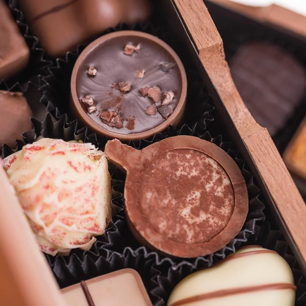 Alcohol-Free Chocolaterie - 20 Alcohol-Free Pralines in Wooden Box | Chocolate Treat | Gift | Father | Mother | Man | Woman | Mother's Day | Father's Day | Birthday | Christmas | Valentine's Day - Image 4