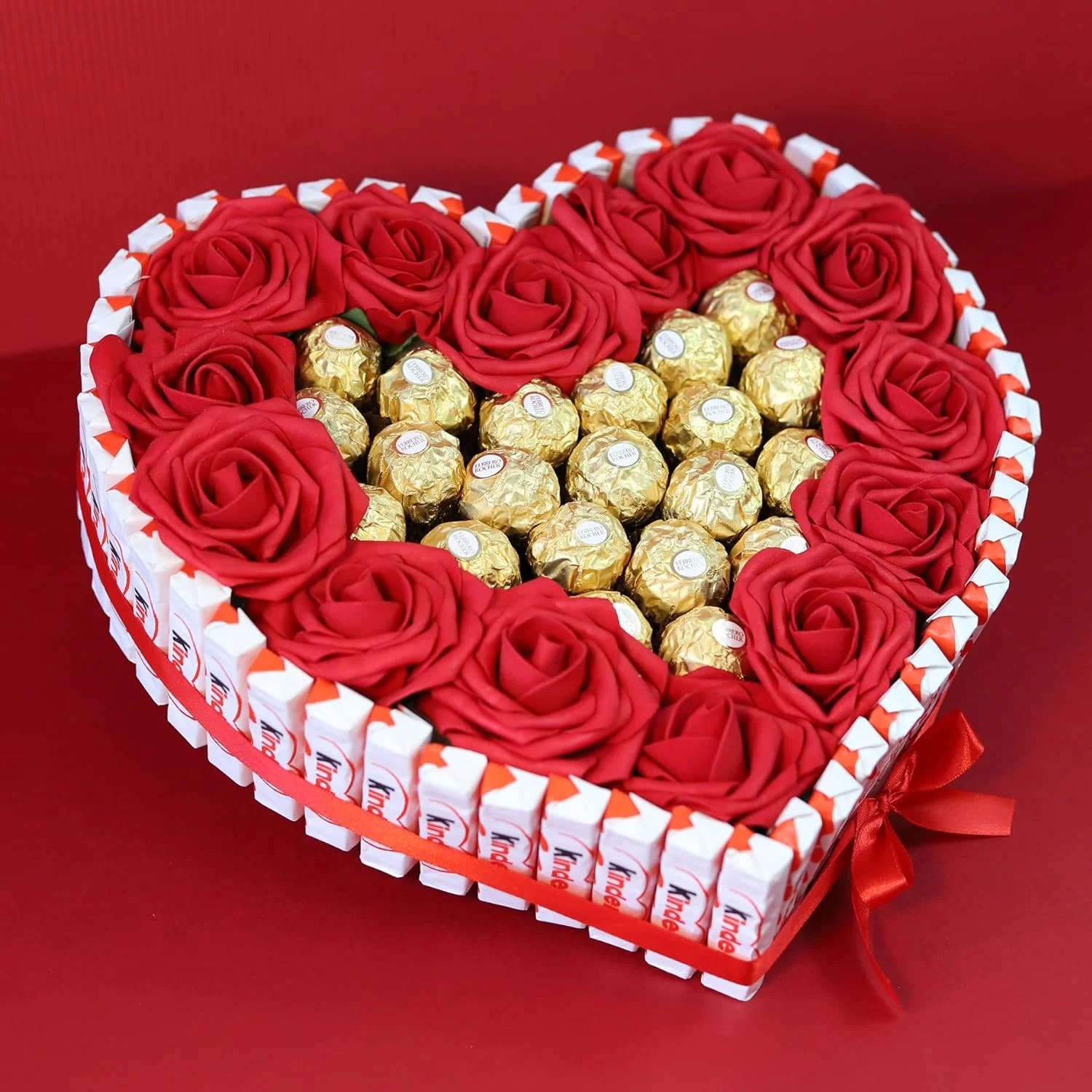 Onza. Cesta regalo de Bombones Ferrero Rocher y Rosas decorativas. Tarta de bombones y chocolates originales para regalar por Navidad, a tu pareja con forma de corazón. Chocolatinas Kinder Bueno.