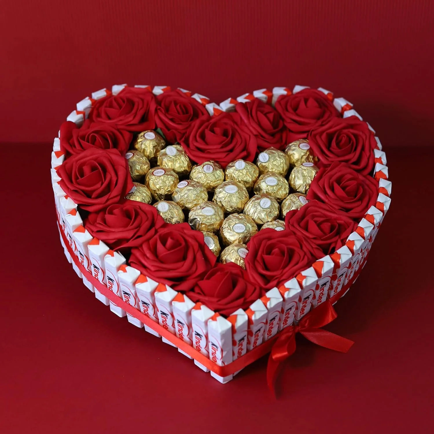Onza. Cesta regalo de Bombones Ferrero Rocher y Rosas decorativas. Tarta de bombones y chocolates originales para regalar por Navidad, a tu pareja con forma de corazón. Chocolatinas Kinder Bueno. - Imagen 2