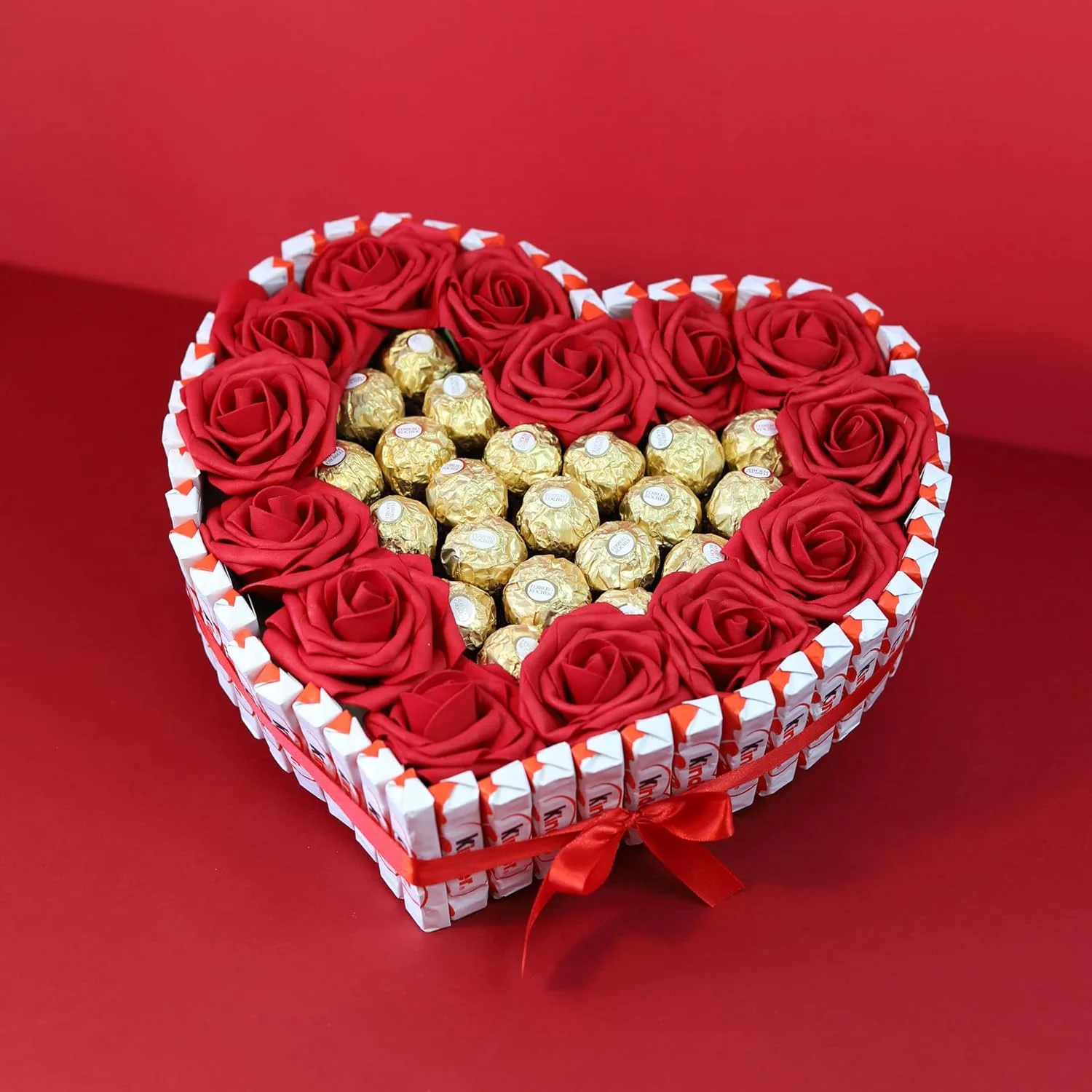 Onza. Cesta regalo de Bombones Ferrero Rocher y Rosas decorativas. Tarta de bombones y chocolates originales para regalar por Navidad, a tu pareja con forma de corazón. Chocolatinas Kinder Bueno. - Imagen 3