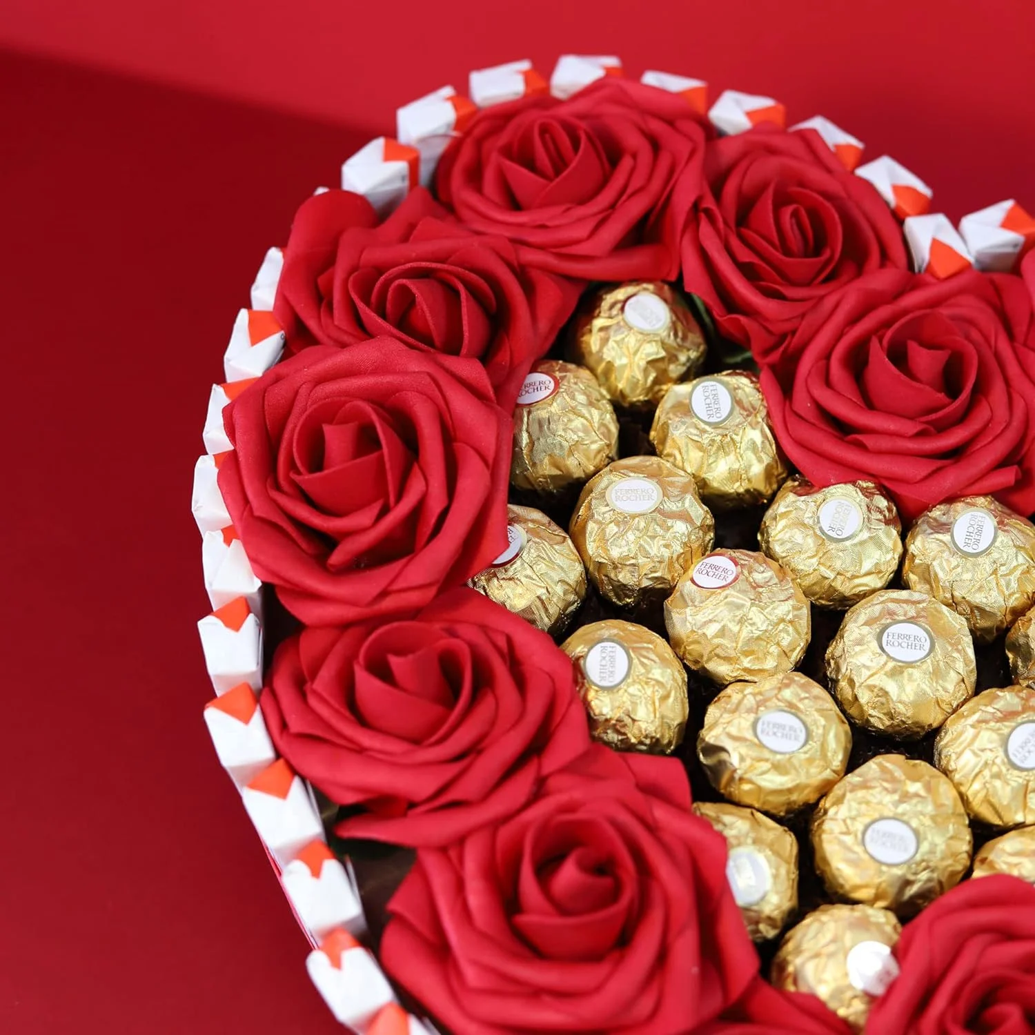 Onza. Cesta regalo de Bombones Ferrero Rocher y Rosas decorativas. Tarta de bombones y chocolates originales para regalar por Navidad, a tu pareja con forma de corazón. Chocolatinas Kinder Bueno. - Imagen 4