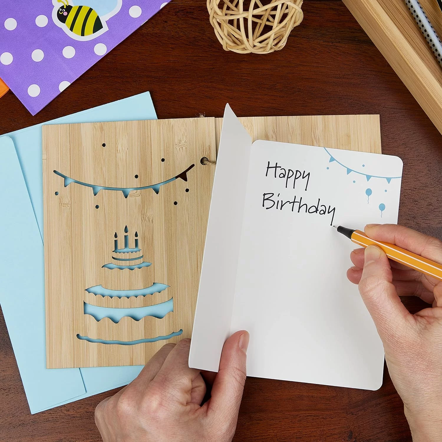 LIVAIA Felicitación de cumpleaños original: Tarjeta de madera con tarjetón de papel y sobre - Elegante felicitación de madera para mujer o para hombre - Imagen 5