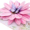Tarjeta de flores pop-up con mariposa en primer plano Pop-up flower card with butterfly close-up