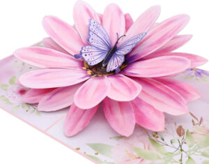 Tarjeta de flores pop-up con mariposa en primer plano Pop-up flower card with butterfly close-up