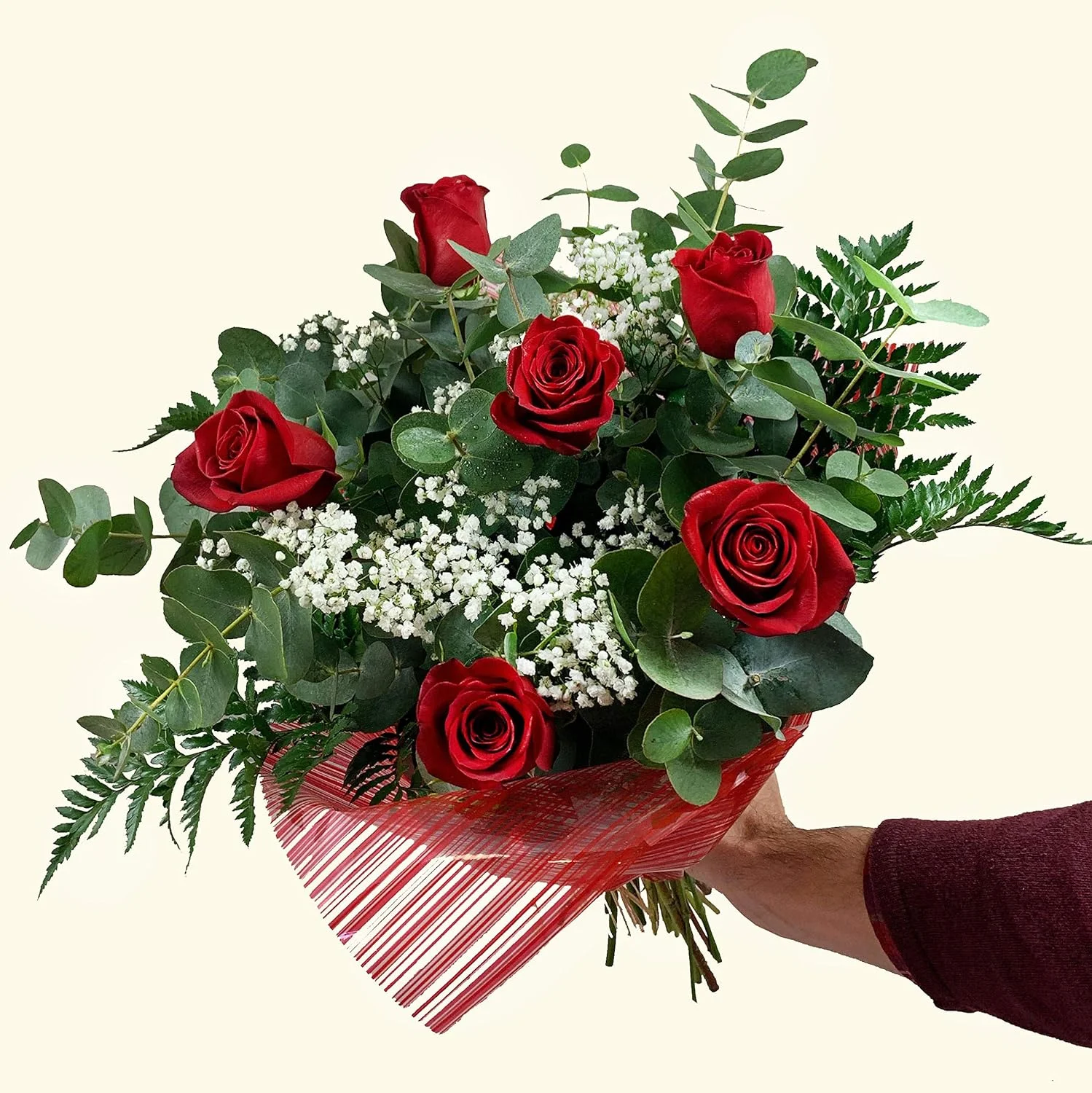 Ramo de 6 rosas rojas naturales entrega rápida sostenido en mano Bouquet of 6 natural red roses with fast delivery held in hand
