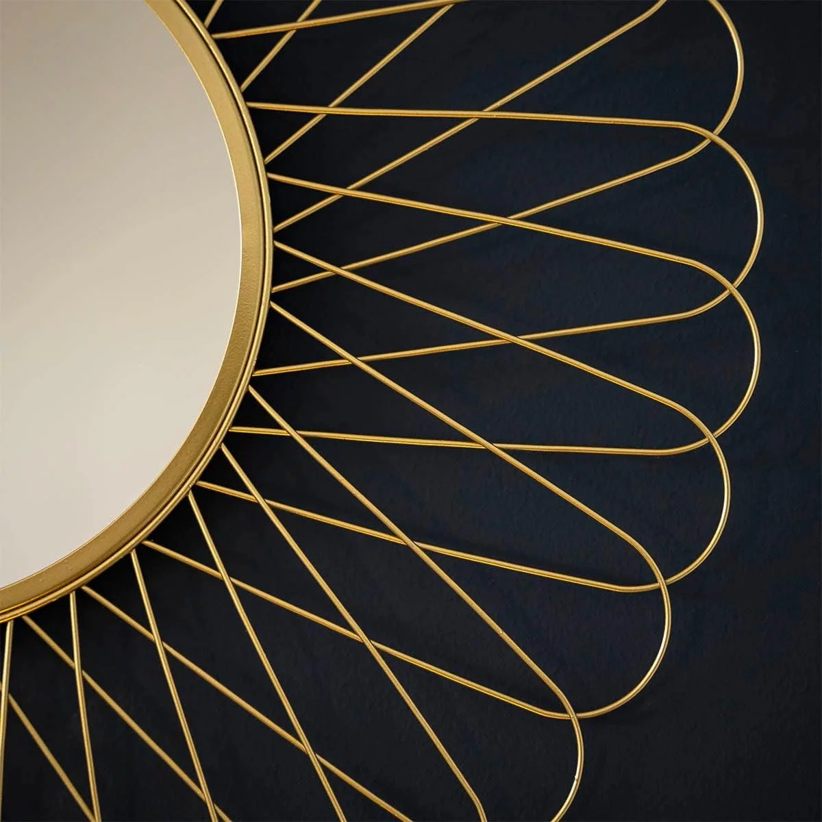 LOLAhome Espejo Flor Dorado de Metal de Ø 56 cm - Imagen 2