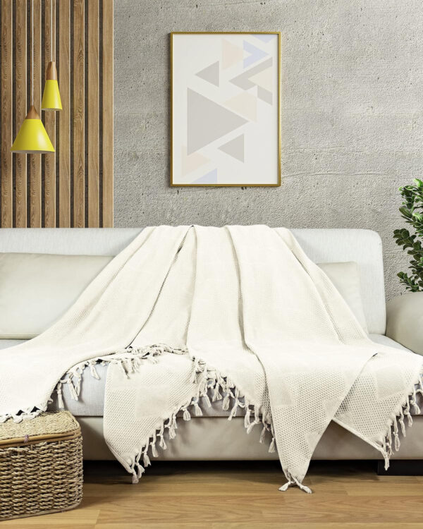 LAYNENBURG Premium Manta sofá con Flecos anudados a Mano - 100% algodón - 150 x 220 cm - Colcha de Verano Waffle Pique - Manta de algodón como Manta de Cama, Colcha para Sofa (Natural) - Imagen 5