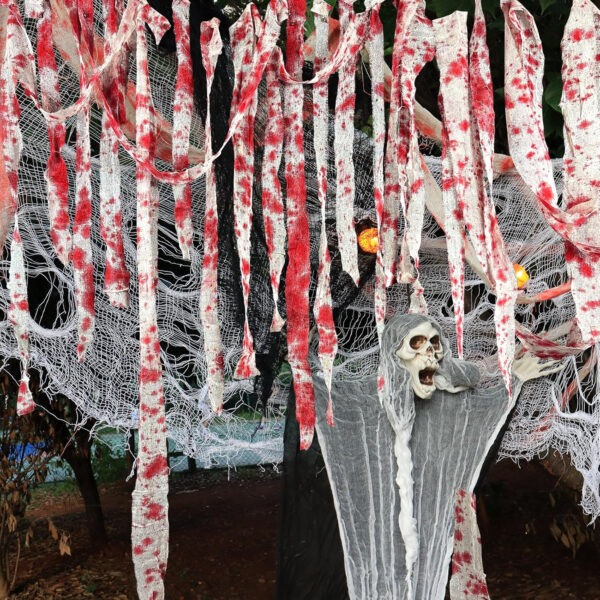 YuSaug Paño Aterrador de Halloween, Tela de Gasa Ensangrentada con Estampado Blanco, Red aterradora Decoraciones de Halloween para Patio Escaleras Accesorios para Fiestas en el Hogar - Imagen 4