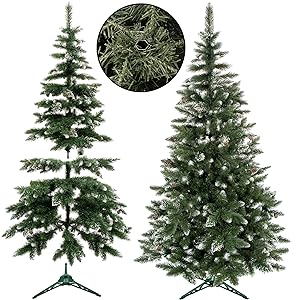 Weihnachtsbaum mit Zapfen und Kunstschnee