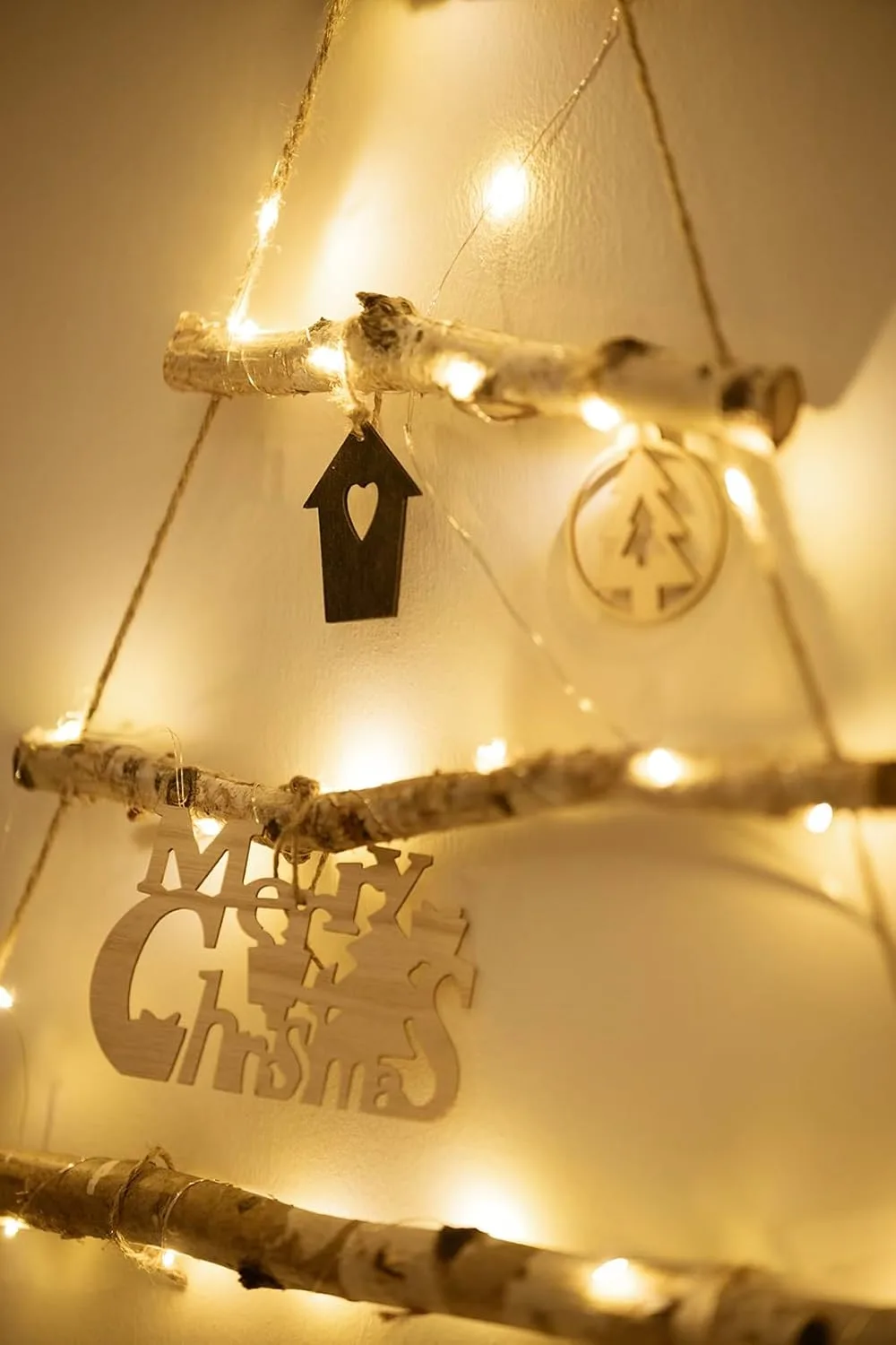 HomeZone Escalera colgante de madera LED rústica de 82 cm con luces y decoraciones para ahorrar espacio Árbol de Navidad, luces de hadas para montar en la pared D.I.Y estilo vintage escandinavo - Imagen 3