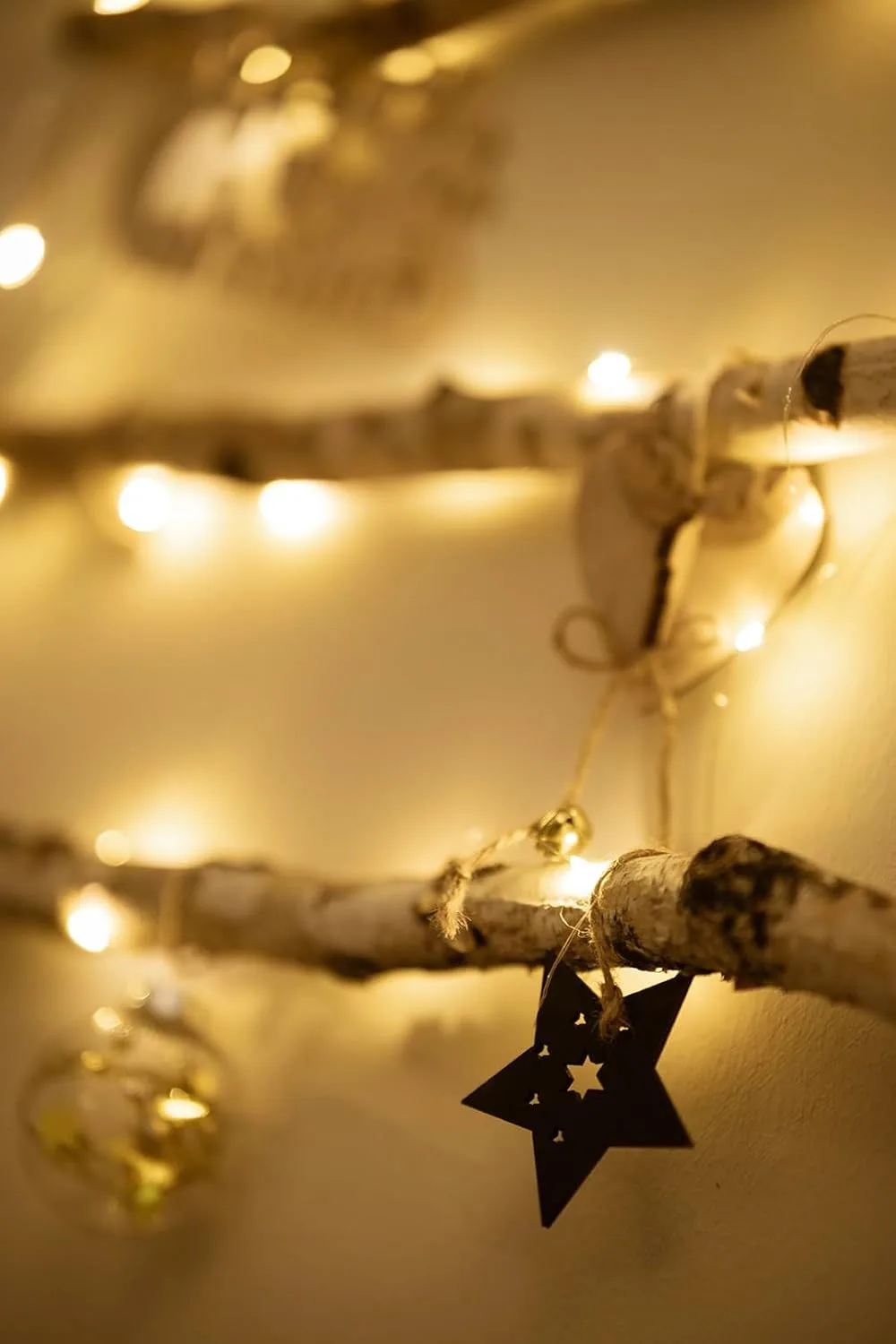 HomeZone Escalera colgante de madera LED rústica de 82 cm con luces y decoraciones para ahorrar espacio Árbol de Navidad, luces de hadas para montar en la pared D.I.Y estilo vintage escandinavo - Imagen 4