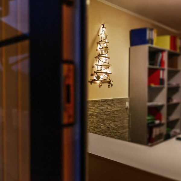 BOGATECO Árbol de Navidad hecho a mano de 95 cm de alto con decoraciones, de madera de avellana, colgante decorativo, con luces LED de 200 cm, placas de madera unidas a una cuerda de yute con un - Imagen 5