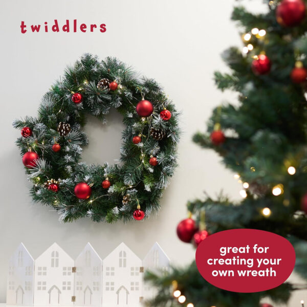 THE TWIDDLERS - Paquete de 50 Bolas de Navidad Rojo Rubí - Tamaños y Acabados Variados - 6cm, 4cm, 3cm - Adornos Mate, Brillantes y con Brillo para Decoraciones de Árbol de Navidad - Imagen 7