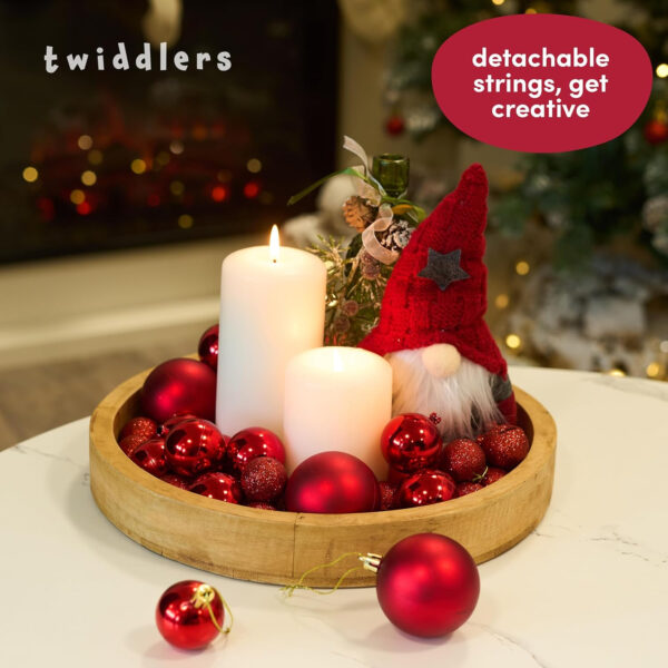 THE TWIDDLERS - Paquete de 50 Bolas de Navidad Rojo Rubí - Tamaños y Acabados Variados - 6cm, 4cm, 3cm - Adornos Mate, Brillantes y con Brillo para Decoraciones de Árbol de Navidad - Imagen 8