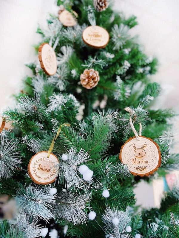 MONAMÍ - Bolas de Navidad en Madera Personalizadas. Rodaja de Madera grabada, 2 Opciones de tamaño y Cordel a Elegir. - Imagen 4