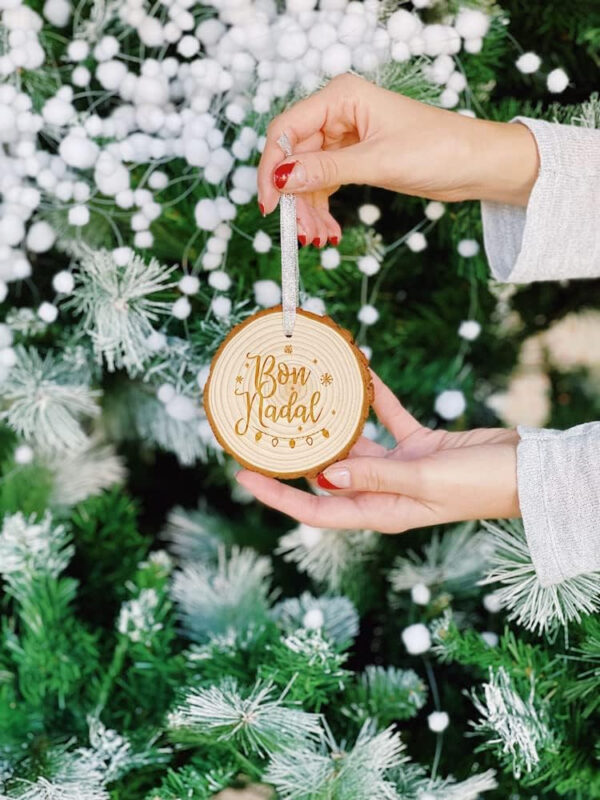 MONAMÍ - Bolas de Navidad en Madera Personalizadas. Rodaja de Madera grabada, 2 Opciones de tamaño y Cordel a Elegir. - Imagen 6