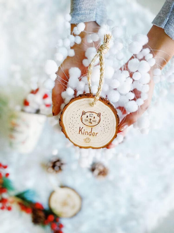 MONAMÍ - Bolas de Navidad en Madera Personalizadas. Rodaja de Madera grabada, 2 Opciones de tamaño y Cordel a Elegir. - Imagen 7