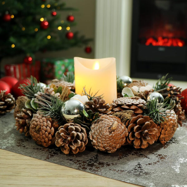 com-four® Corona de Puerta de Navidad - Corona de Adviento con piñas y Bolas de árbol de Navidad - Corona Decorativa - Decoración navideña (Bolas Plateadas + Blancas) - Imagen 4