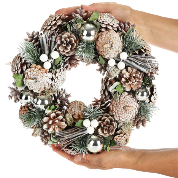 com-four® Corona de Puerta de Navidad - Corona de Adviento con piñas y Bolas de árbol de Navidad - Corona Decorativa - Decoración navideña (Bolas Plateadas + Blancas) - Imagen 8