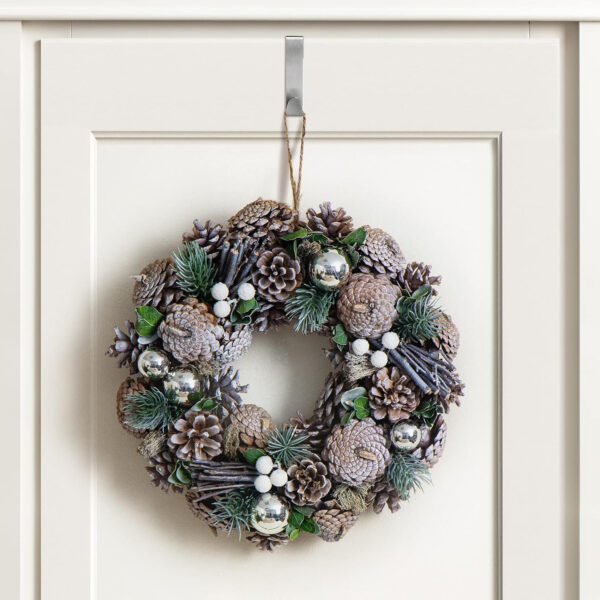 com-four® Corona de Puerta de Navidad - Corona de Adviento con piñas y Bolas de árbol de Navidad - Corona Decorativa - Decoración navideña (Bolas Plateadas + Blancas) - Imagen 10