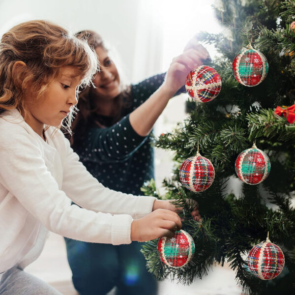 Belle Vous Bola Navidad (Pack de 12) Adornos Navidad 8 cm Bolas Verdes y Rojas a Cuadros con Cuerda — Decorar Árbol de Navidad — Adornos Navideños Colgantes para Fiestas Interior Exterior - Imagen 5