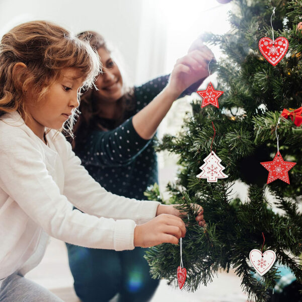 BELLE VOUS Adornos de Madera para Árbol de Navidad (30 Piezas) 6 Diseños x 5 Piezas Decoraciones de Navidad Corazón Rojo, Estrella, Árbol para Colgar con Cordel - Decorar Fiestas Navideñas - Imagen 7