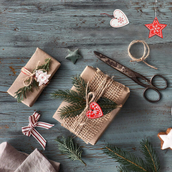 BELLE VOUS Adornos de Madera para Árbol de Navidad (30 Piezas) 6 Diseños x 5 Piezas Decoraciones de Navidad Corazón Rojo, Estrella, Árbol para Colgar con Cordel - Decorar Fiestas Navideñas - Imagen 8