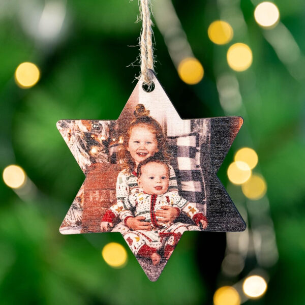 Wanapix | Adorno Navidad de Madera Personalizado | Adorno para Árbol de Navidad Personalizado con Foto | Bola de Árbol con Forma Original | Incluye Cuerda de Yute para Colgar | Estrella