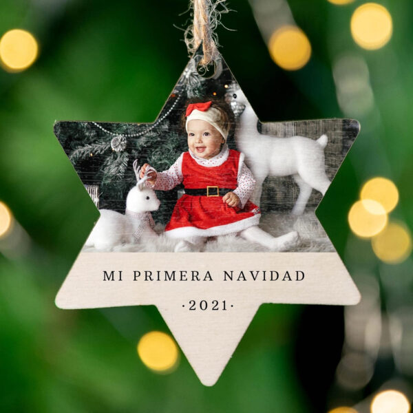 Wanapix | Adorno Navidad de Madera Personalizado | Adorno para Árbol de Navidad Personalizado con Foto | Bola de Árbol con Forma Original | Incluye Cuerda de Yute para Colgar | Estrella - Imagen 5