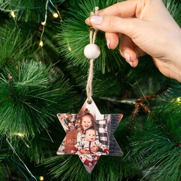 Wanapix | Adorno Navidad de Madera Personalizado | Adorno para Árbol de Navidad Personalizado con Foto | Bola de Árbol con Forma Original | Incluye Cuerda de Yute para Colgar | Estrella - Imagen 8