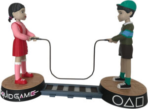 Figura Coleccionable Inspirada en ‘El Juego del Calamar’. Dos niños Young hee y Chul su con Cuerda sobre una Base de Puente. Fabricada en España. Ideal para coleccionistas y Fans de la Serie.