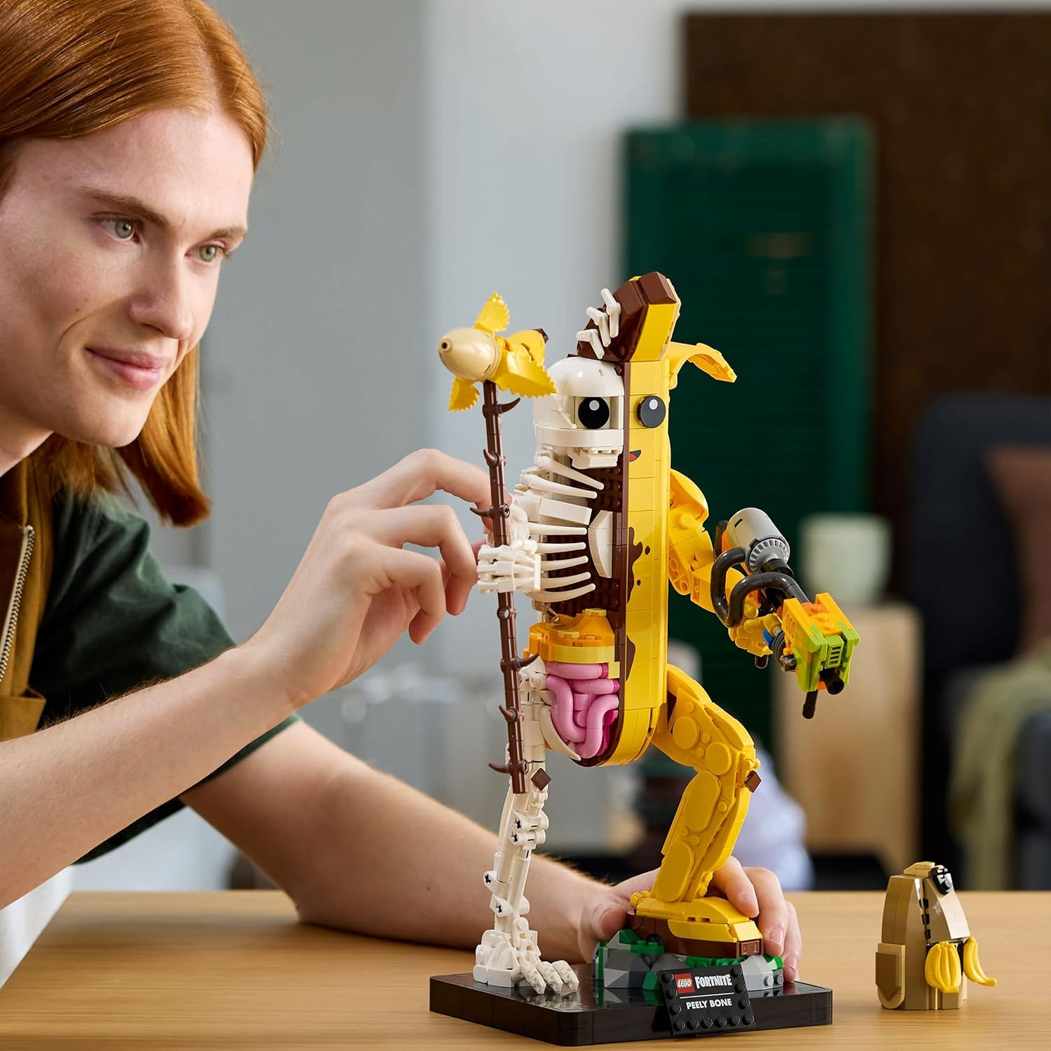 LEGO Fortnite Banano Pelado con Lanzador de Pintura y Pico Pelado - Maquetas para Adultos - Figura Articulada Coleccionable DIY - Decoración de Gaming Room - Regalo Gamer 77072 (copia) - Image 2